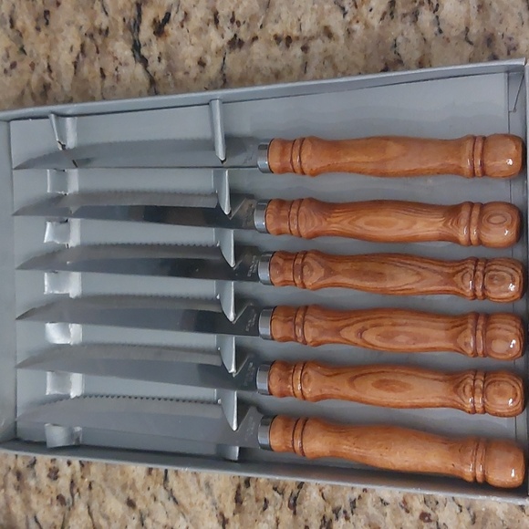NWOT, VINTAGE STEAK KNIVES SET OF 6 WITH WOODEN HANDLE (VERY LIGHT) - Picture 2 of 5